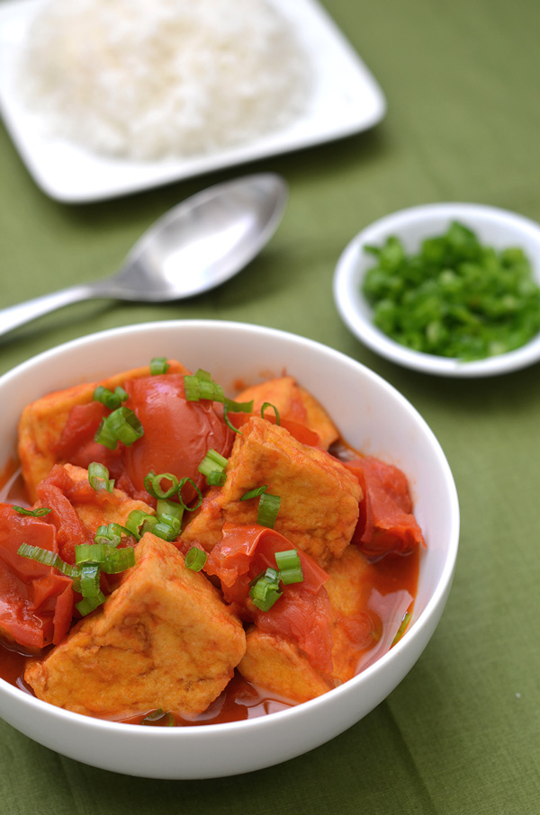 dau sot ca chua,fried tofu in tomato sauce