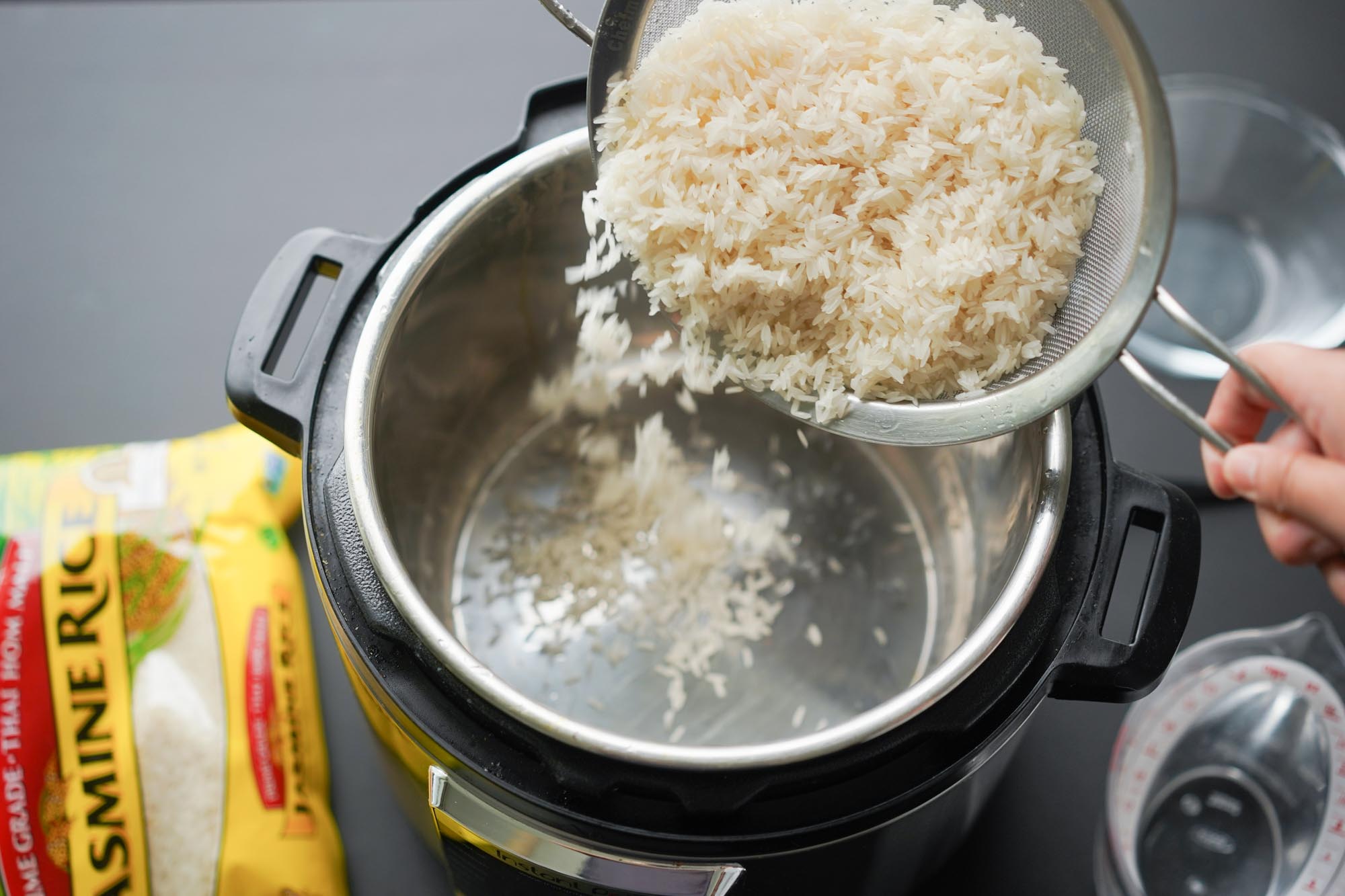 https://www.hungryhuy.com/wp-content/uploads/adding-jasmine-rice.jpg