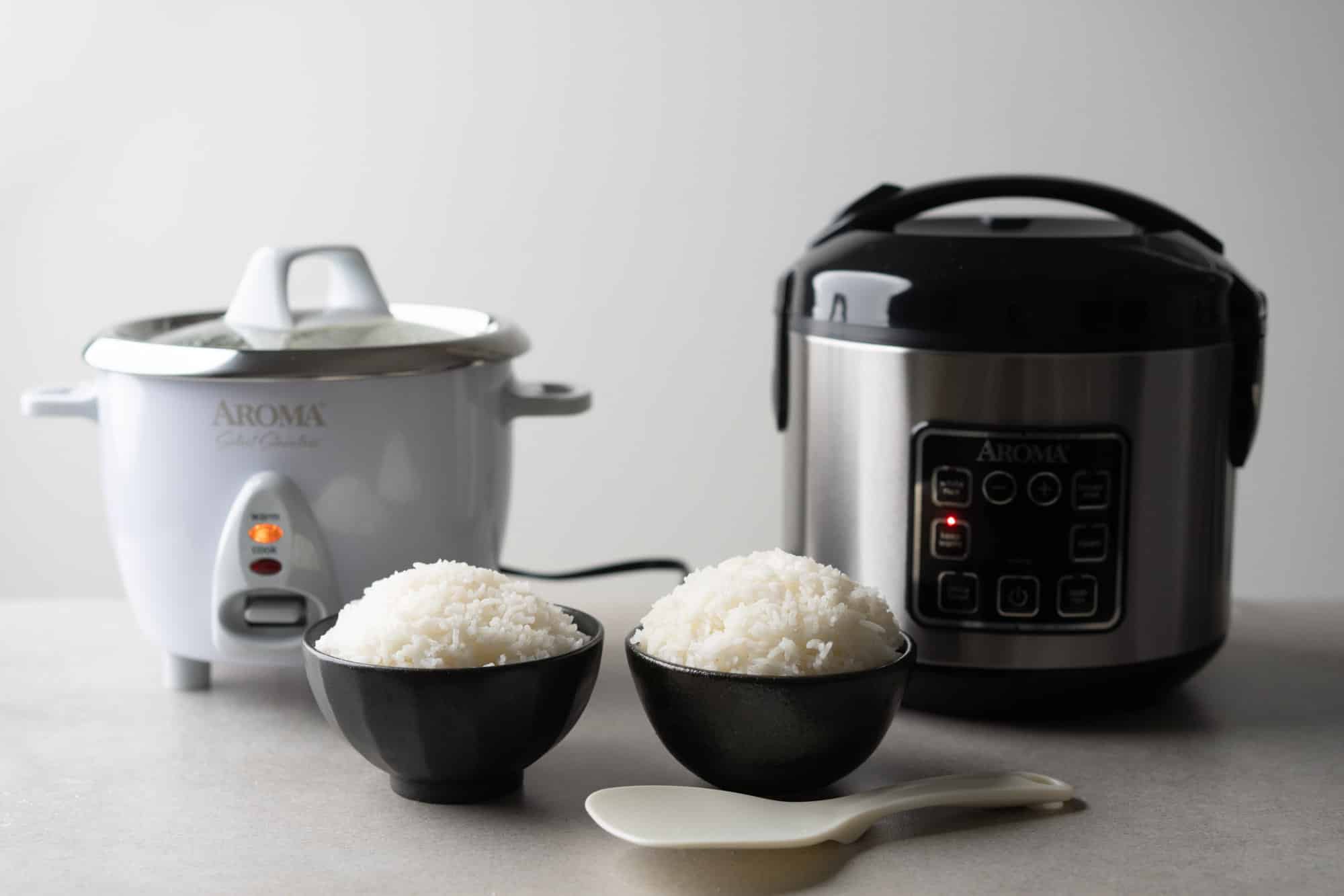 https://www.hungryhuy.com/wp-content/uploads/aroma-rice-cookers-w-rice.jpg