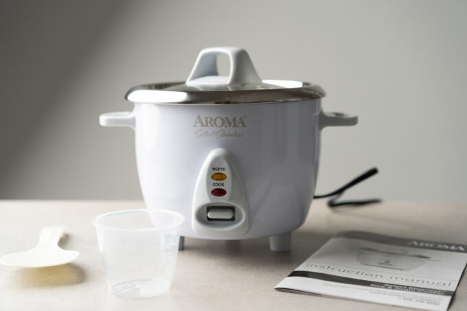 https://www.hungryhuy.com/wp-content/uploads/aroma-select-stainless-rice-cooker-680x453.jpg