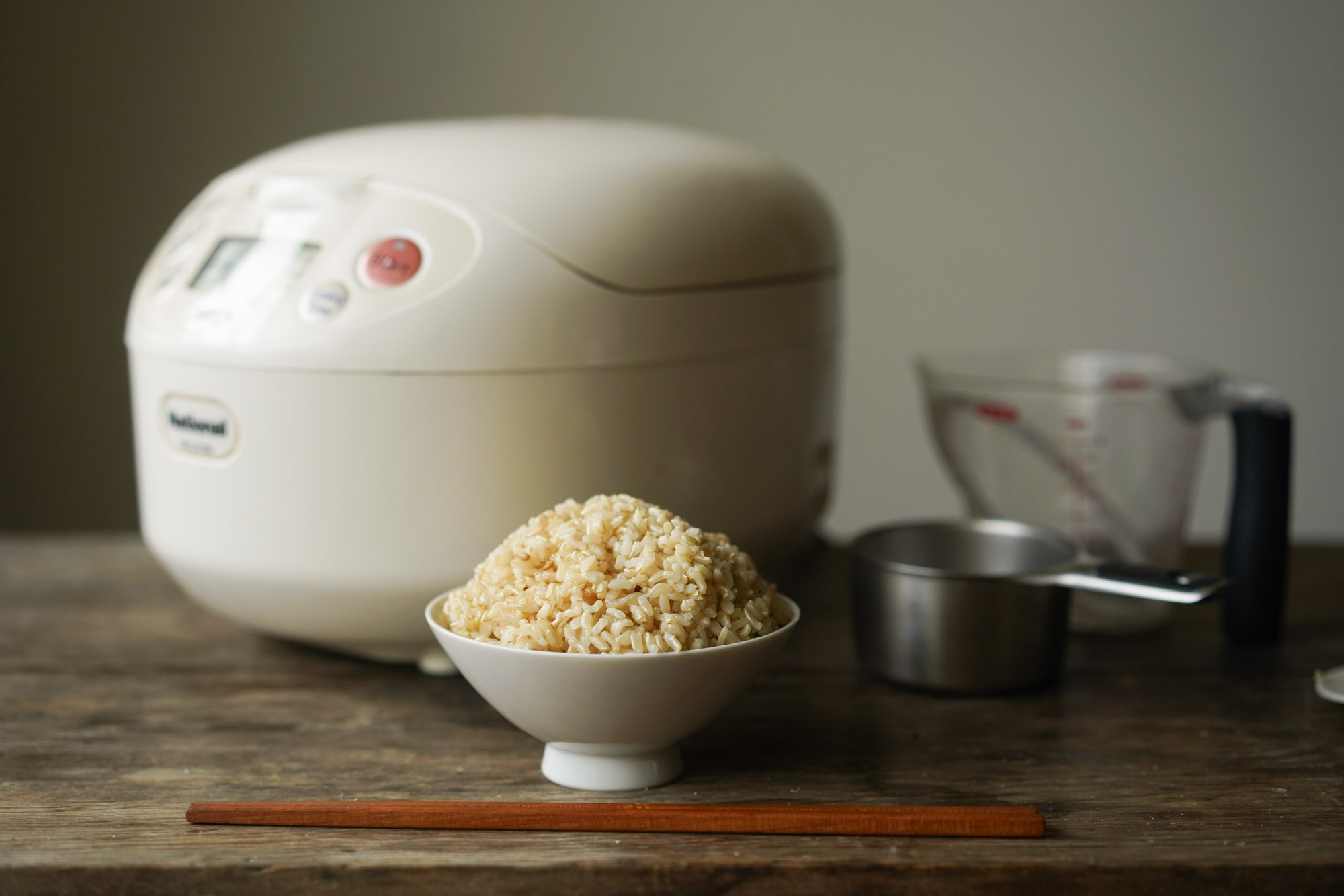 https://www.hungryhuy.com/wp-content/uploads/brown-rice-in-rice-cooker.jpg