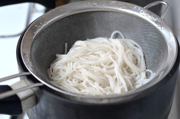 boiled and drained rice noodles