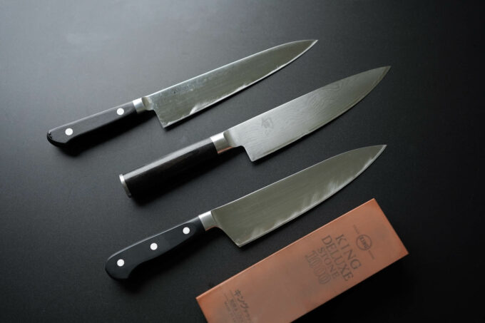 https://www.hungryhuy.com/wp-content/uploads/kitchen-knives-680x453.jpg