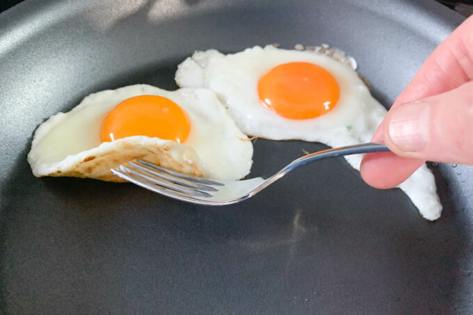 https://www.hungryhuy.com/wp-content/uploads/made-in-10-inch-frying-pan-eggs-680x453.jpg