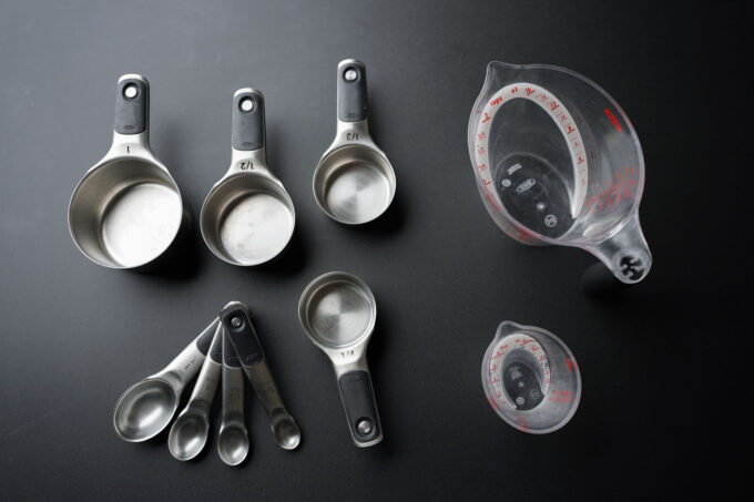 https://www.hungryhuy.com/wp-content/uploads/measuring-cups-spoons-680x453.jpg