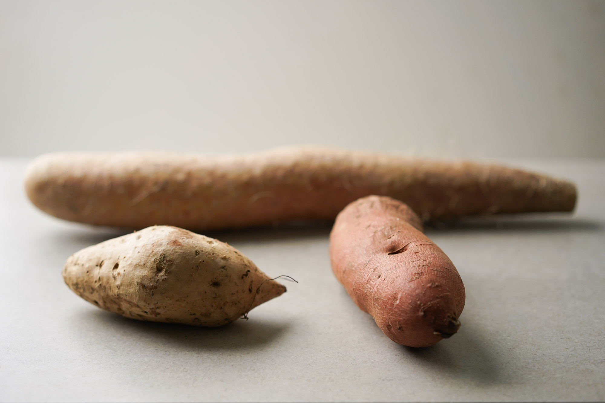 https://www.hungryhuy.com/wp-content/uploads/sweet-potato-vs-yams.jpg